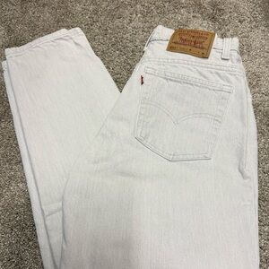 Levi VTG 551 Ecru Relaxed Fit Tapered Leg